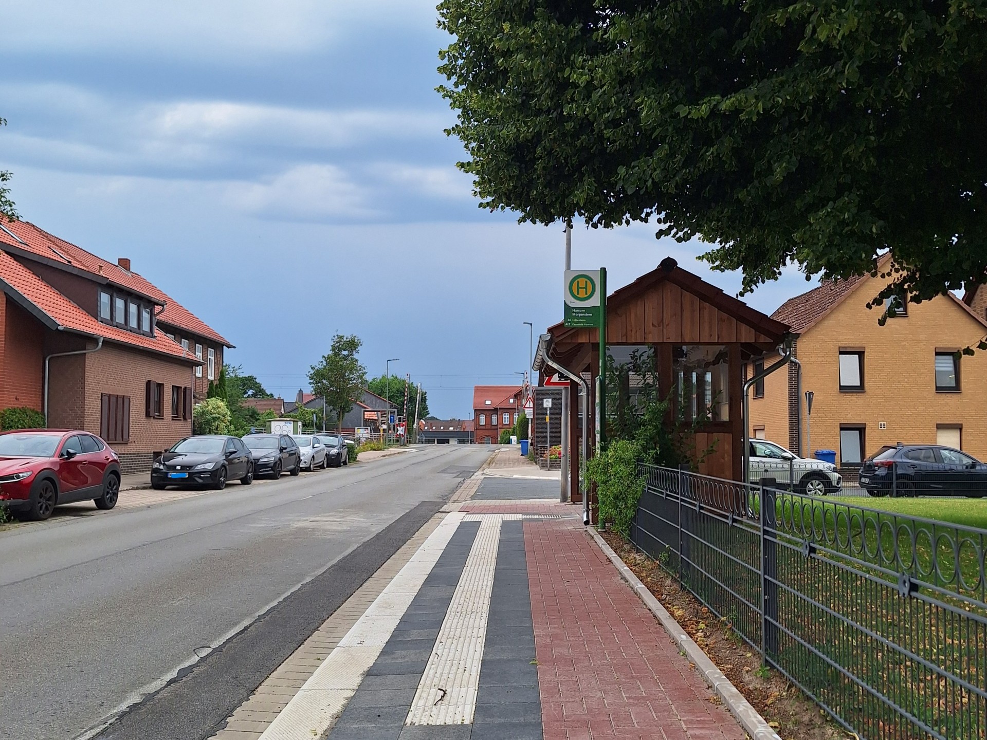 auf dem Foto ist die neue barrierefreie Bushaltestelle am Morgenstern in Richtung Bahnübergang zu sehen