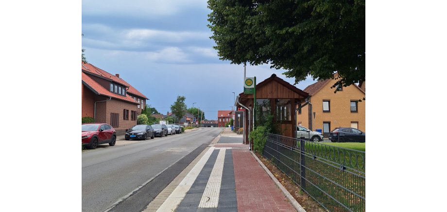 auf dem Foto ist die neue barrierefreie Bushaltestelle am Morgenstern in Richtung Bahnübergang zu sehen