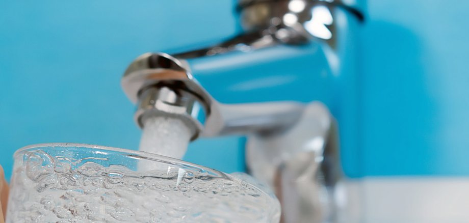 Auf dem Bild ist ein Wasserhahn zu sehen