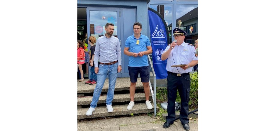 Auf dem Foto sind Marcel Litfin (Bürgermeister), André Hollemann (Schulleiter GS Harsum) und Heiko Bartels (Feuerwehr) im Rahmen der Ehrung zu sehen