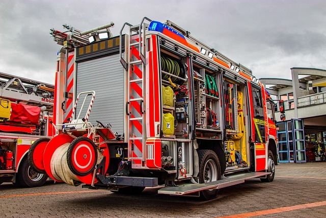 Auf dem Bild ist das Plakat für die Wettkämpfe zu sehen mit Feuerwehrleuten und Daten zum Veranstaltungstag