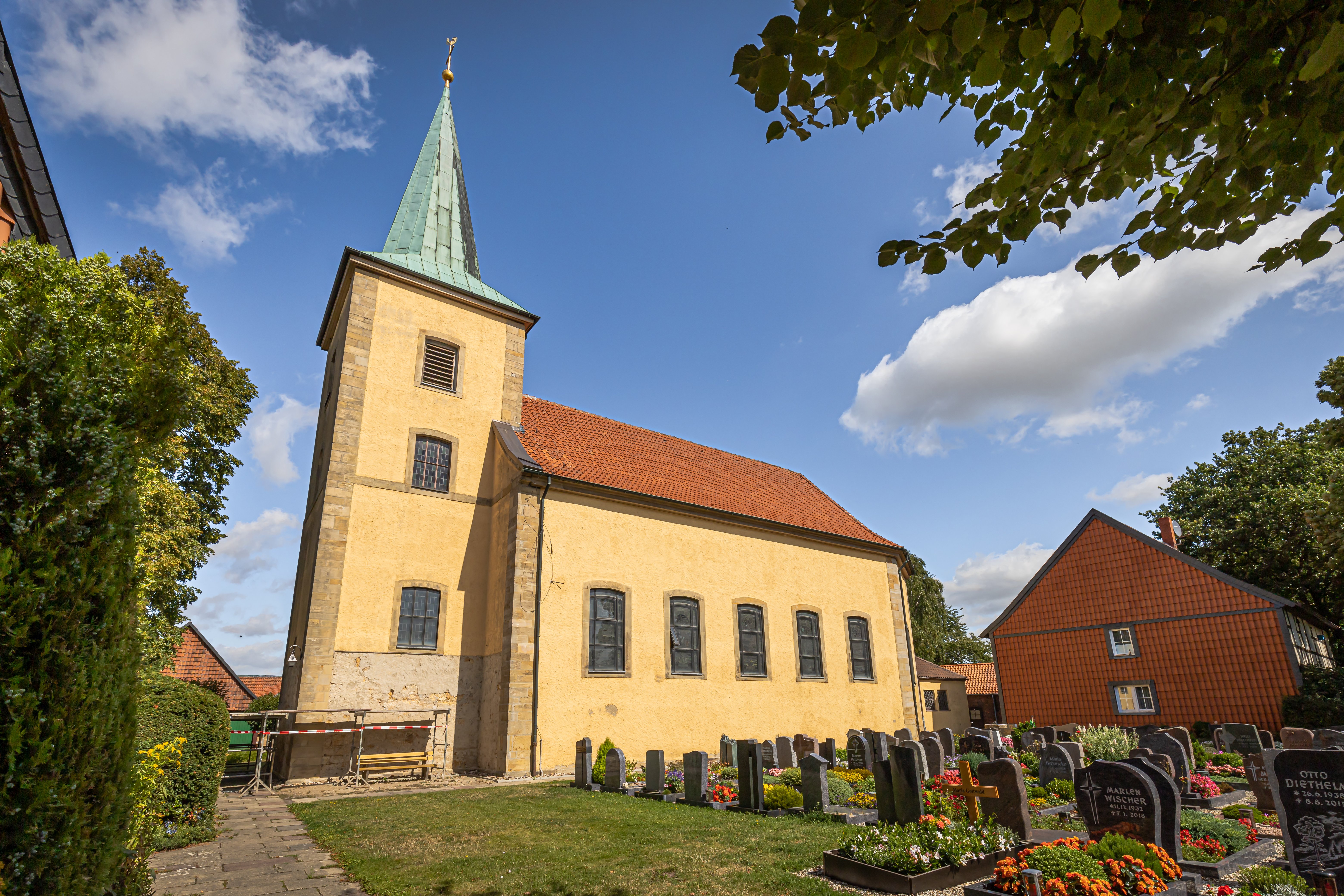 Auf dem Foto ist die Adlumer Kirche St. Georg zu sehen