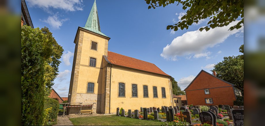 Auf dem Foto ist die Adlumer Kirche St. Georg zu sehen