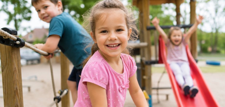Auf dem Bild sind Kinder auf dem Spielplatz zu sehen