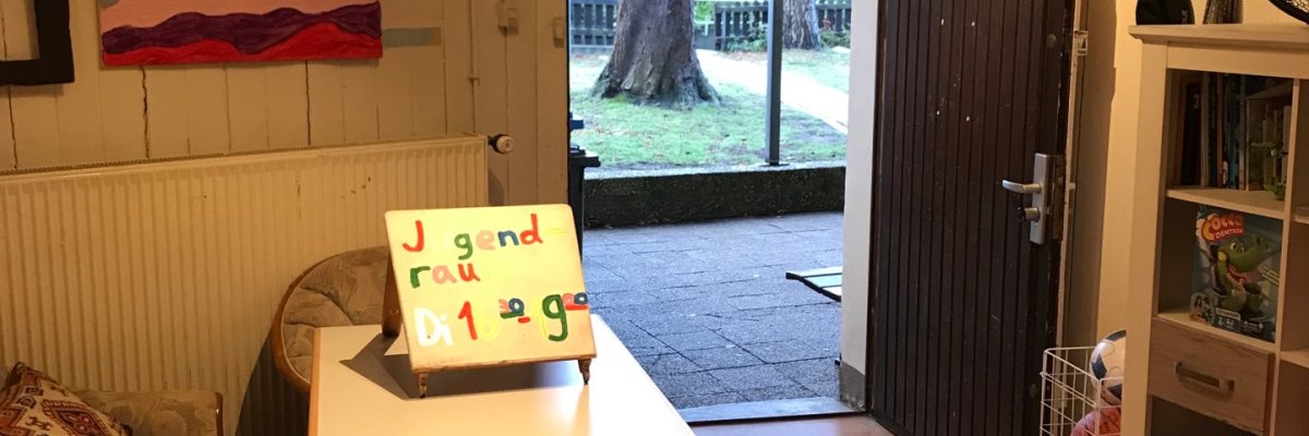 auf dem Foto ist der Eingang ein Tisch ein Sofa und ein Regal zu sehen