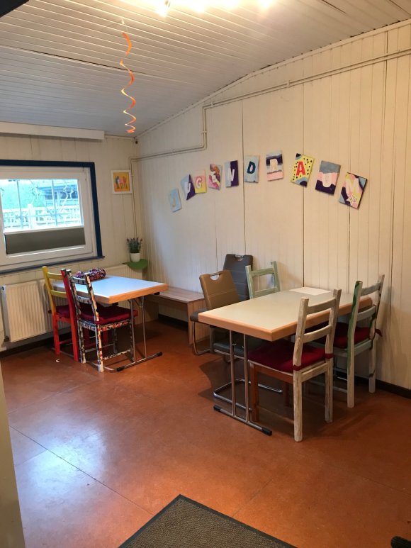 das Foto zeigt 2 Tische mit Stühlen 