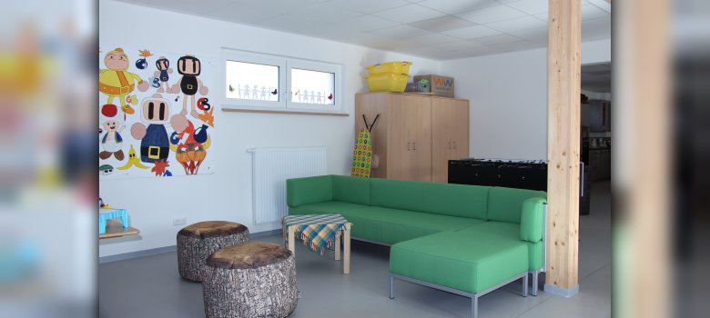 das Foto zeigt eine Sofaecke in grün