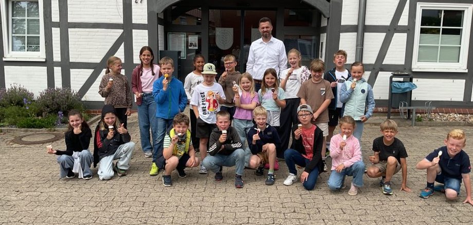 Auf dem Foto ist der Schülerrat GS Borsum mit Bürgermeister Marcel Litfin vor dem Harsumer Rathaus zu sehen