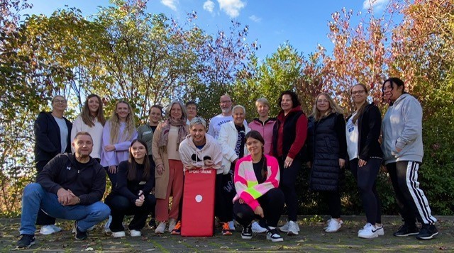 Gruppenbild der Teilnehmerinnen und Trainer