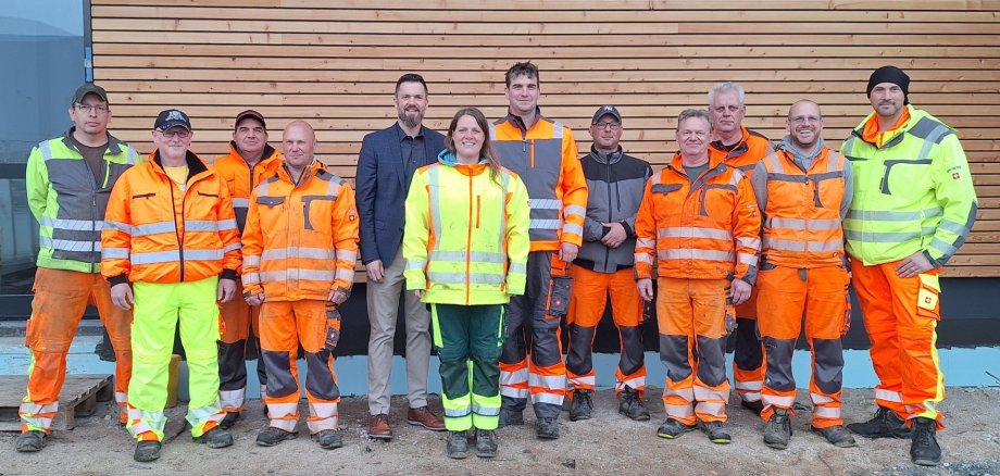 Auf dem Foto sind die Bauhofmitarbeiter mit der Bürgermeister Marcel Litfin zu sehen. 