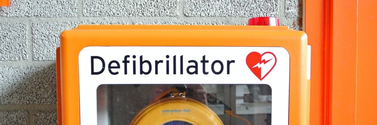 auf dem Foto ist ein Defibrillator zu sehen