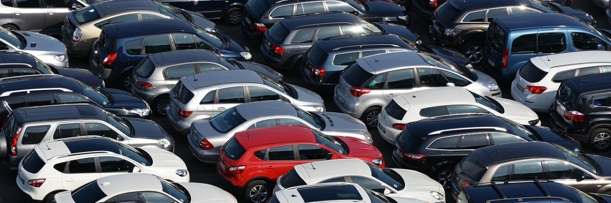 auf dem Foto sind viele parkende Autos zu sehen