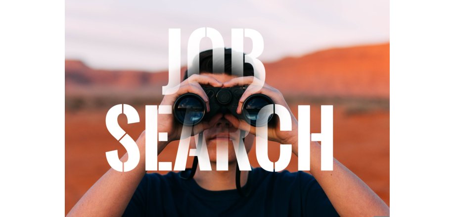 auf dem Foto ist eine Person mit einem Fernglas zu sehen da drüber gelegt ist der Schriftzug Job Search