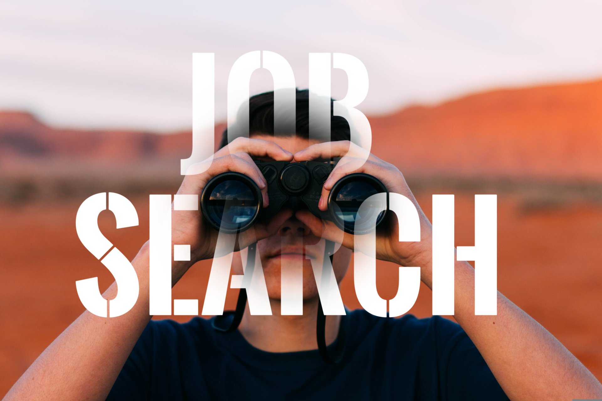 auf dem Foto ist eine Person mit einem Fernglas zu sehen da drüber gelegt ist der Schriftzug Job Search
