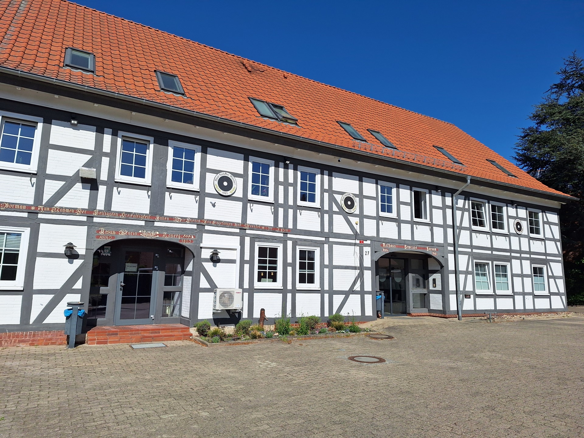 auf dem Foto ist das Harsumer Rathaus zu sehen