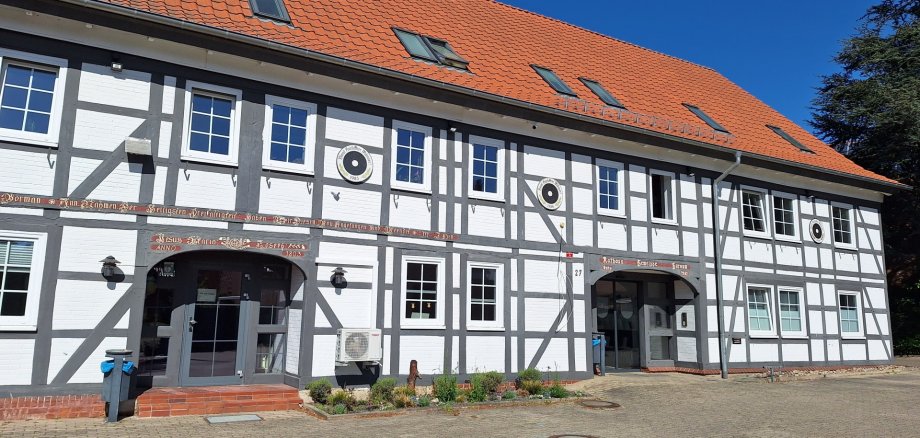 auf dem Foto ist das Harsumer Rathaus zu sehen