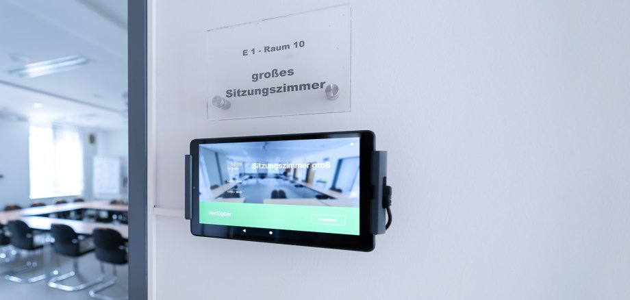 Auf dem Bild ist der Anzeigemonitor des Sitzungszimmers im Rathaus zu sehen