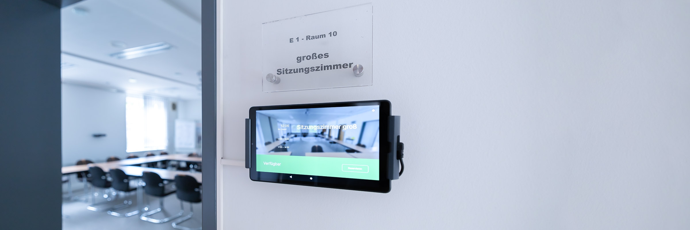 Auf dem Foto ist ein Display des großen Sitzungszimmer des Rathauses zu sehen
