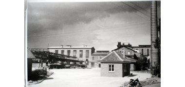 Das Schwarzweiß Foto zeigt die damalige Zuckerfabrik