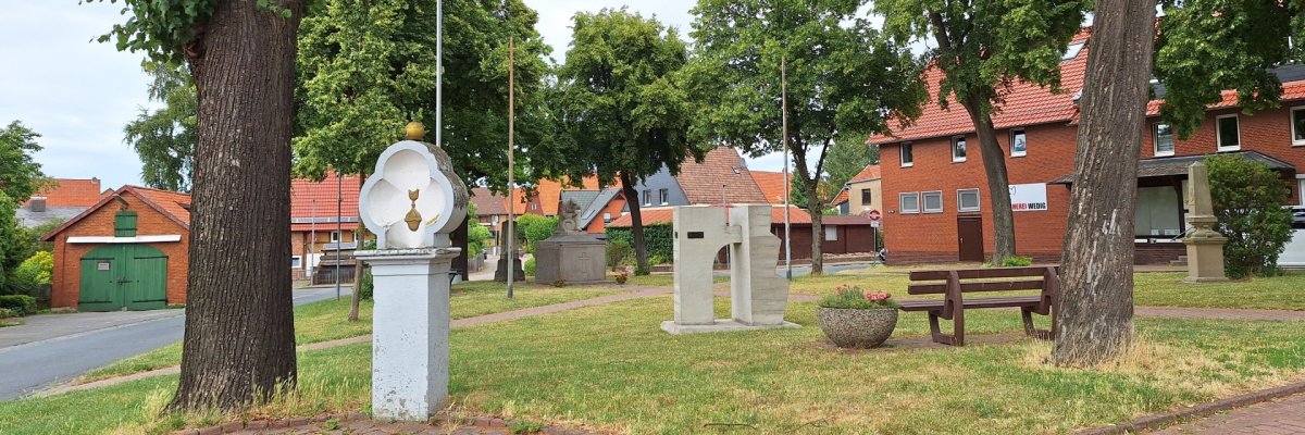 Thie der Mittelpunkt im alten Dorfkern mit verschiedenen Denkmälern