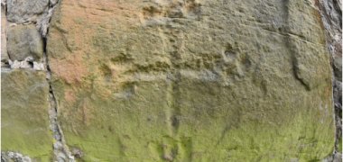 auf dem Foto ist ein Kreuz in Stein gemeißelt zu sehen