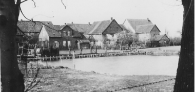 Das Foto zeigt eine schwarzweiß Aufnahme von dem Löschteich