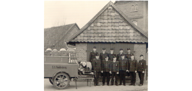 Auf dem schwarzweiß Foto ist das Spritzenhaus mit der zweiten Löschgruppe von 1977 zu sehen
