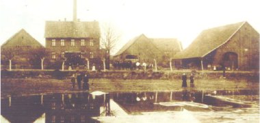 Das schwarzweiß Foto zeigt das bestehende Haupthausund die Nebengebäude der Ziegelei Remnitzhof im Jahre 1900