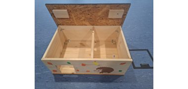 auf dem Foto ist ein selbstgebautes Igelhaus der Grundschule Harsum zu sehen. 