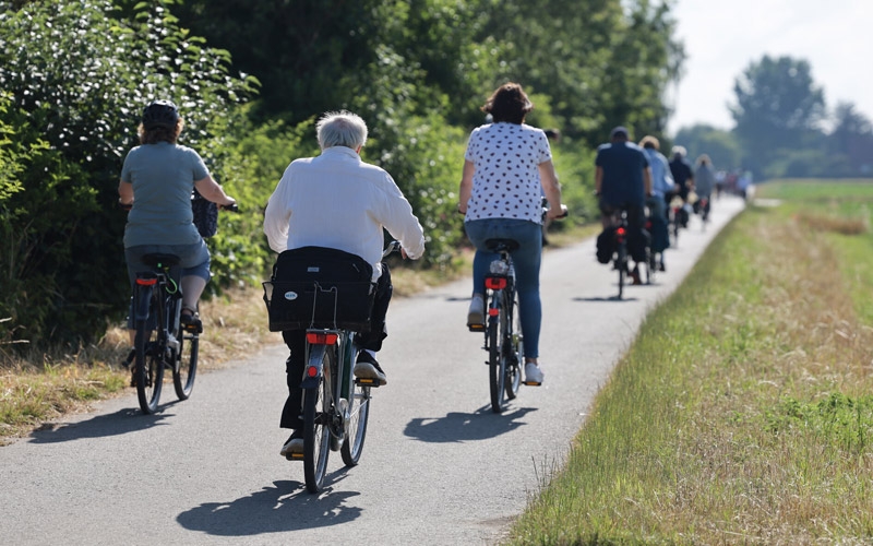 Es ist ein Foto zu sehen auf dem Radfahrer sind