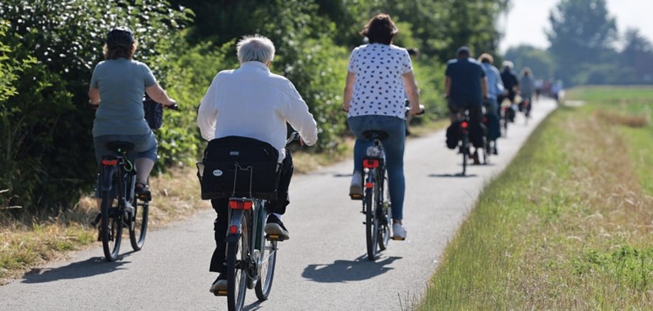 Es ist ein Foto zu sehen auf dem Radfahrer sind