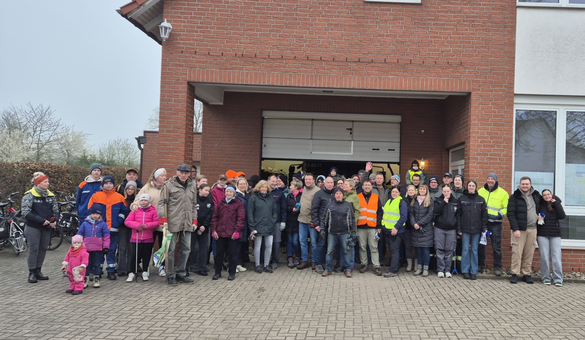 Auf dem Foto sind einzelne Personen zu sehen die geholfen haben