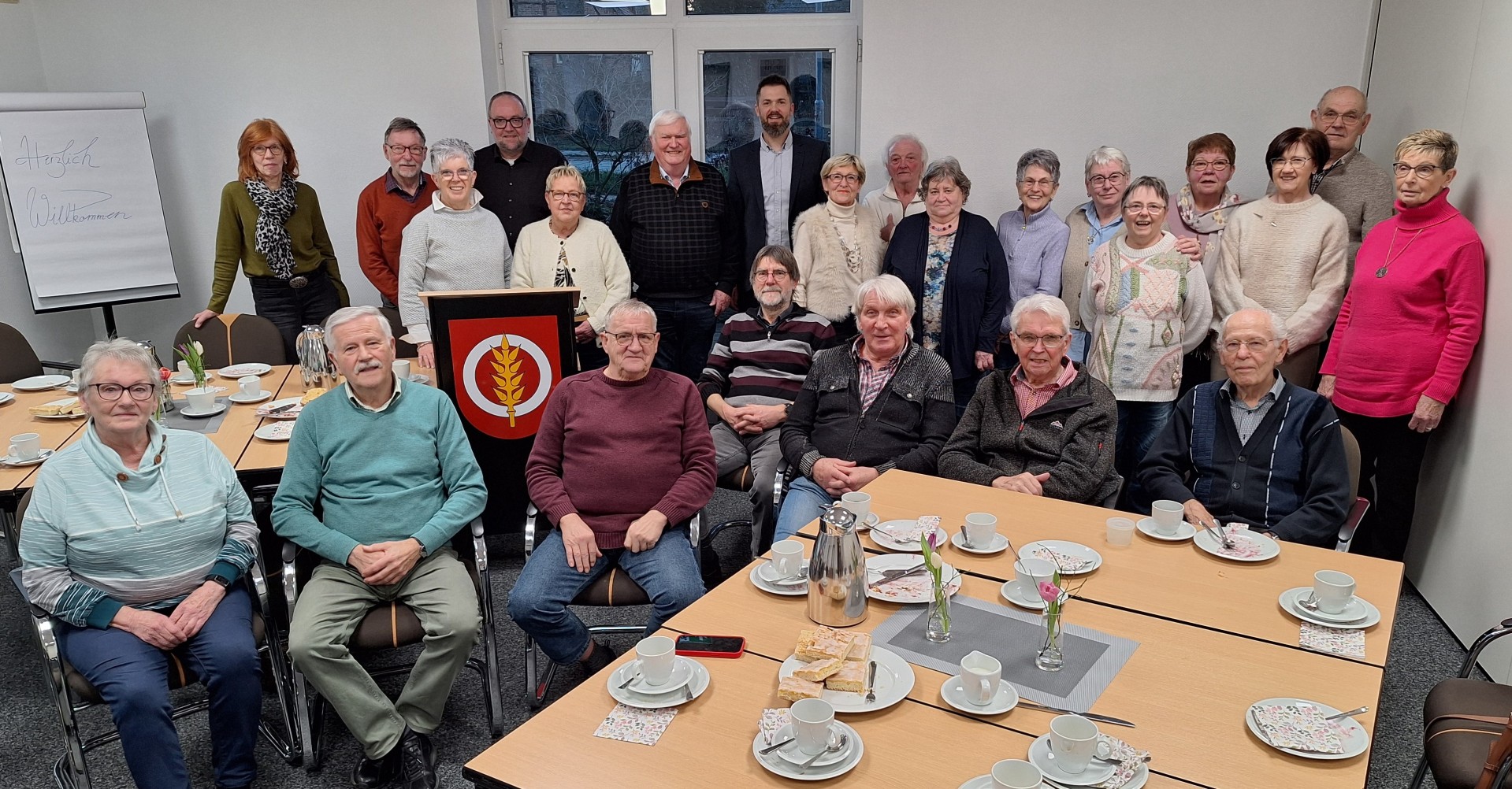 Auf dem Foto sind die ehemaligen Mitarbeiter bzw Mitarbeiterinnen der Gemeinde Harsum zu sehen