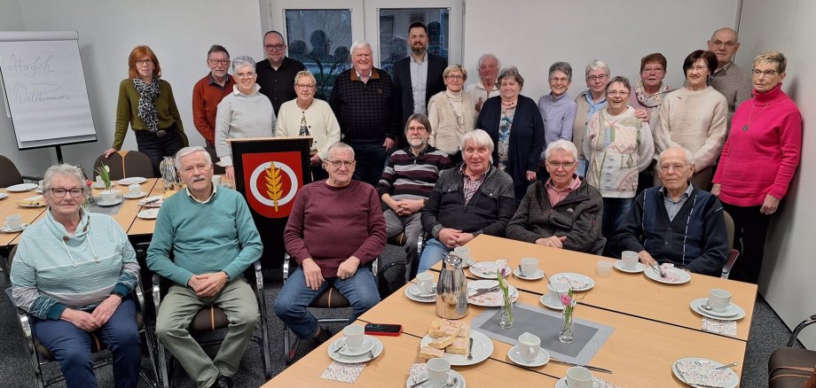 Auf dem Foto sind die ehemaligen Mitarbeiter bzw Mitarbeiterinnen der Gemeinde Harsum zu sehen