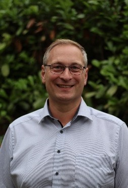 Auf dem Bild ist der jetzige Ortsrat von Klein Förste Alexander Pabst zu sehen