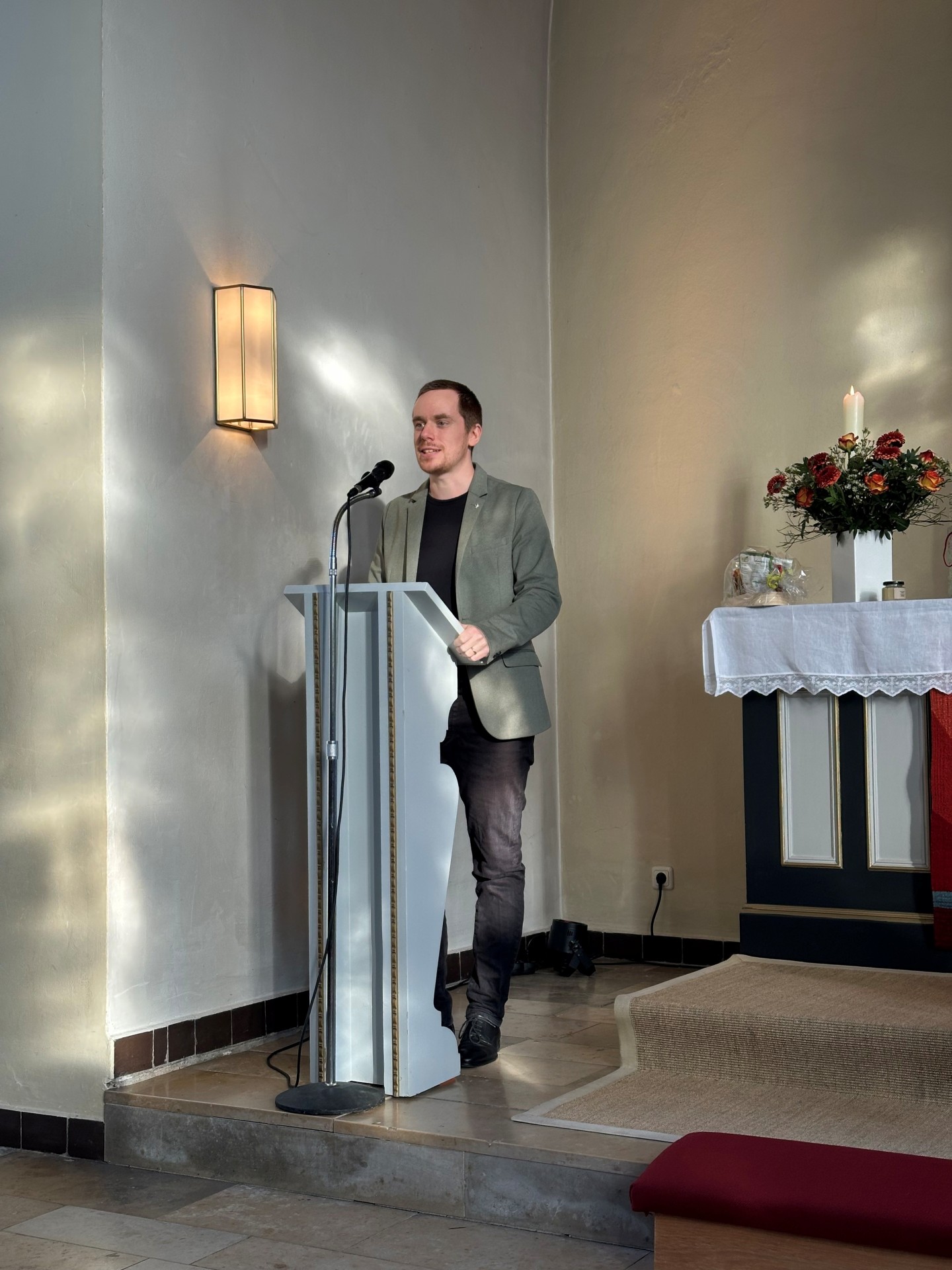 Das Foto zeigt den frisch ordinierten Pastor Florian Giesel in der evangelischen Kirche