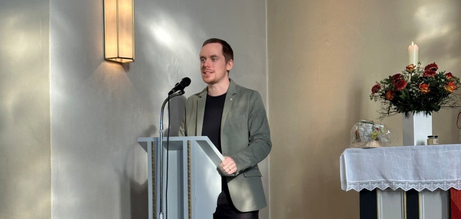 Das Foto zeigt den frisch ordinierten Pastor Florian Giesel in der evangelischen Kirche