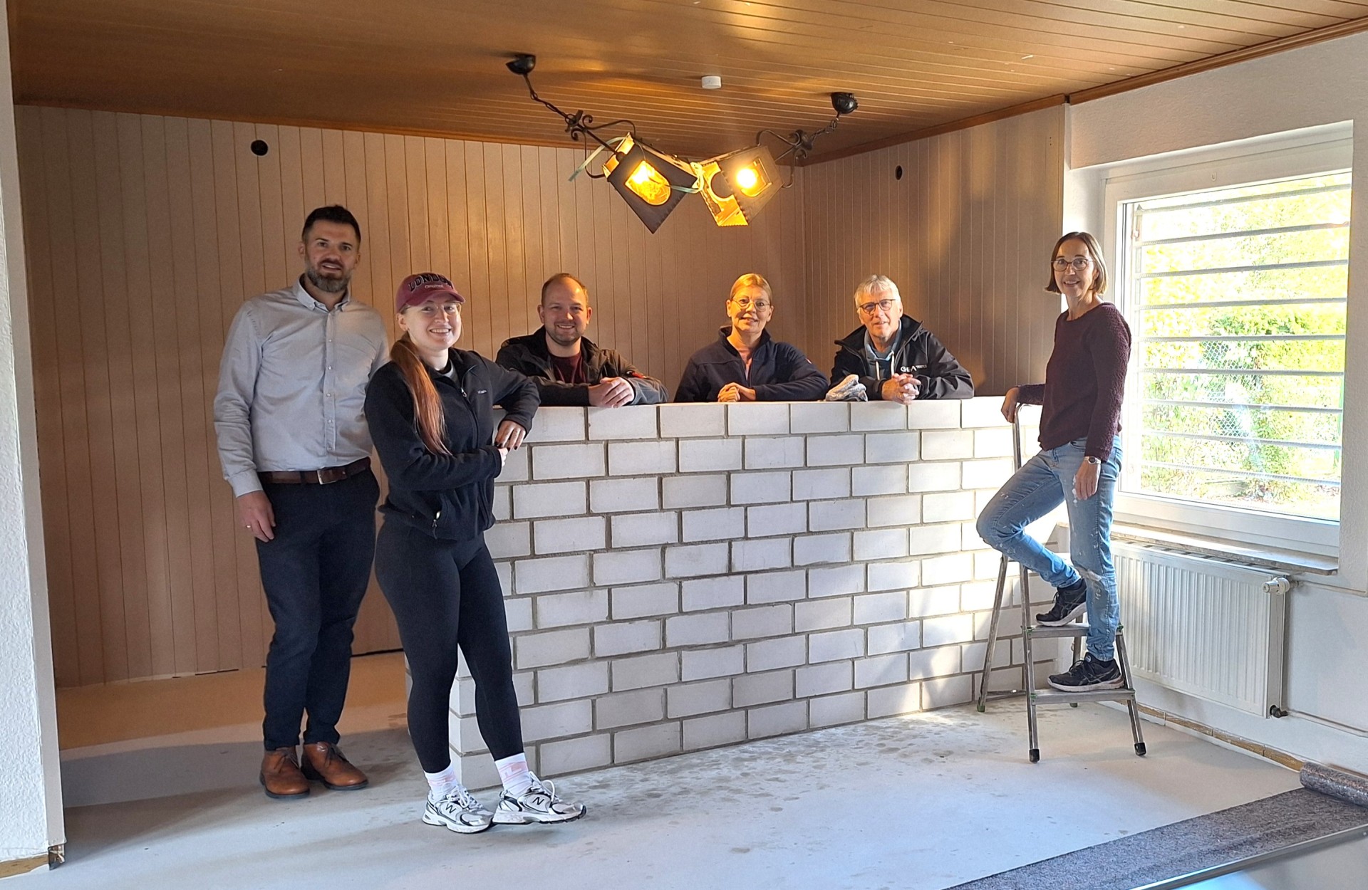 auf dem Foto ist der Harsumer Ortsrat mit dem Bürgermeister zu sehen. Die Gruppe steht um die neu gemauerte Theke in der Ponte herum