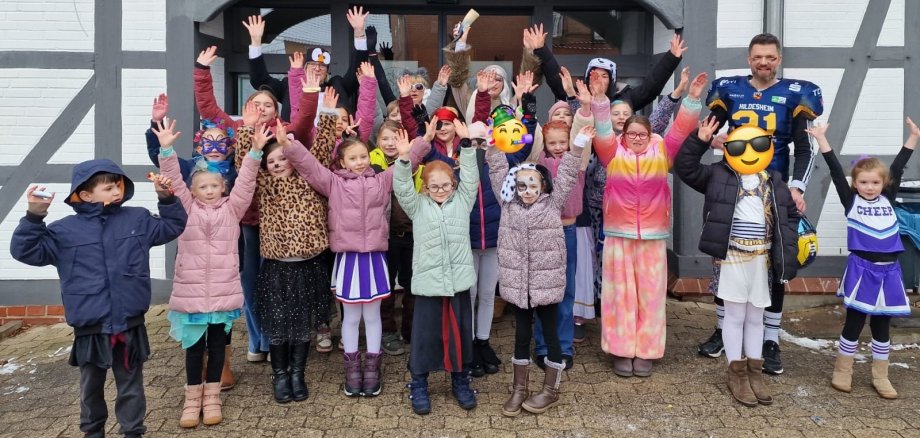 Das Foto zeigt Kinder der Schulkindbetreuung und Mitarbeiter der Gemeinde verkleidet