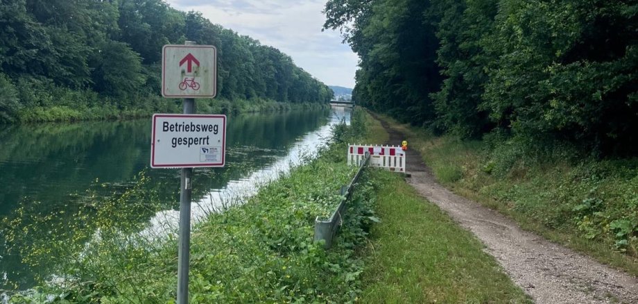 Auf dem Foto ist der Stichkanal mit der Absperrung des Radweges zu sehen