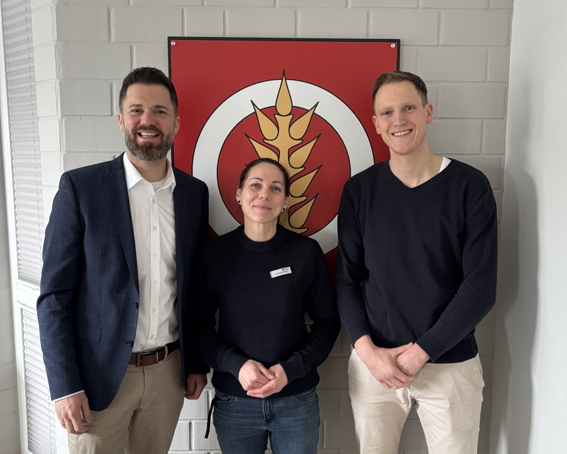 Auf dem Foto ist der Bürgermeister Herr Litfin, die Politesse Frau Willud und der Fachbereichsleiter für Sicherheit und Ordnung Herr Koch zu sehen