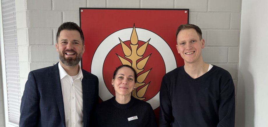 Auf dem Foto ist der Bürgermeister Herr Litfin, die Politesse Frau Willud und der Fachbereichsleiter für Sicherheit und Ordnung Herr Koch zu sehen