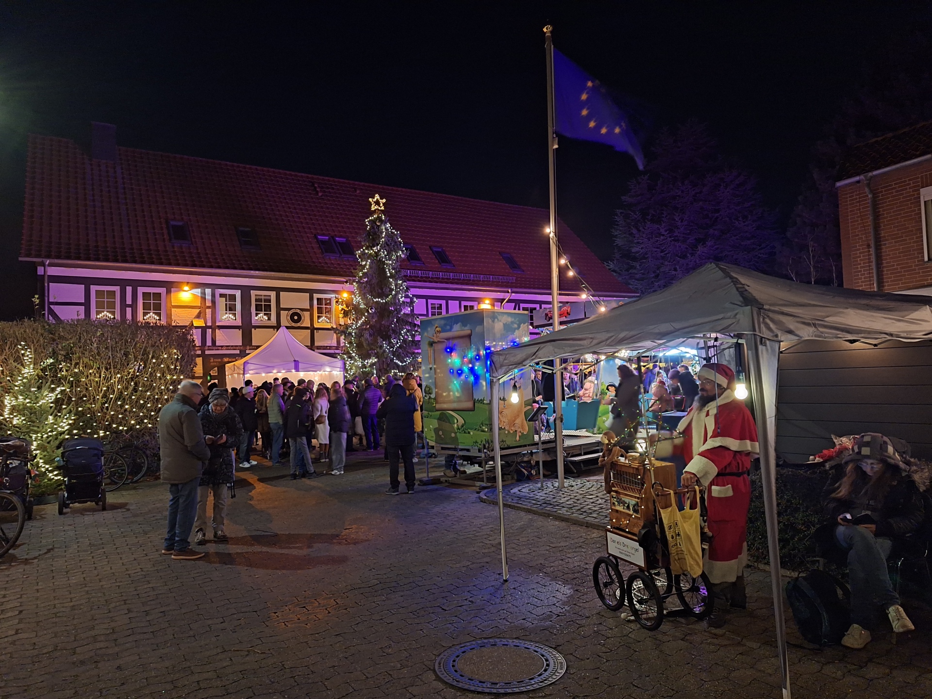Weihnachtsmarkt am Rathaus im Dunkeln