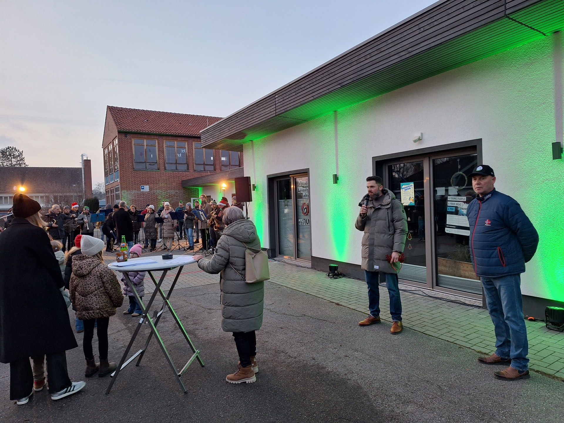 auf dem Foto sind Marcel Litfin, Thomas Rettig und der Musikzug Harsum zu sehen
