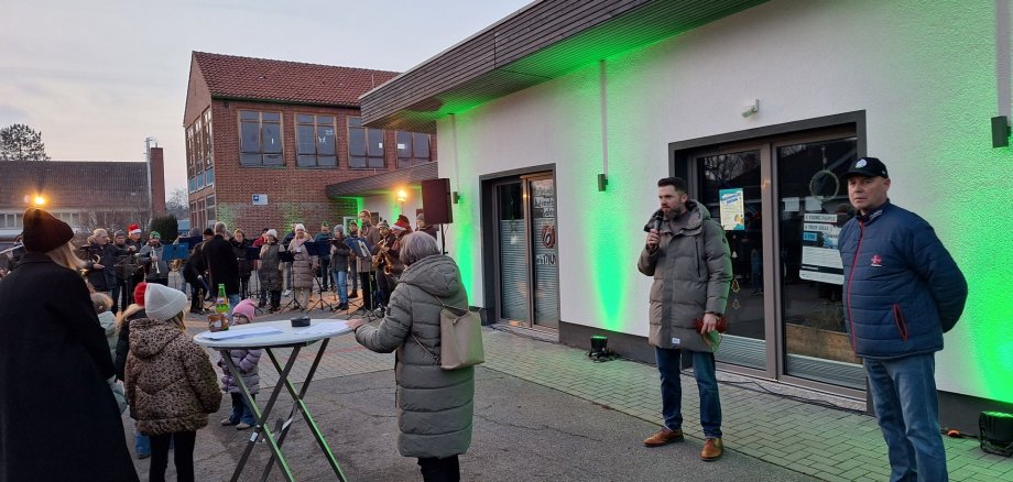 auf dem Foto sind Marcel Litfin, Thomas Rettig und der Musikzug Harsum zu sehen