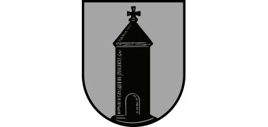 Das Adlumer Wappen haut einen grauen Hintergrund und einen schwarzen Turm mit einem Kreuz auf dem Giebel